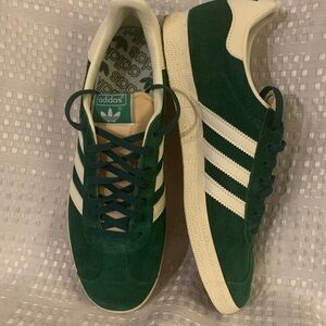 Adidas men’s Gazelle low rise green suede sneakers, size 9.5.